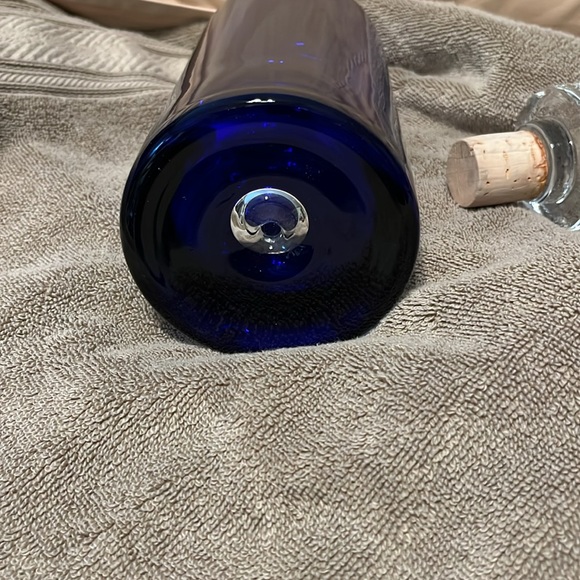 Beautiful Ultimat Vodka decanter cobalt blue with clear stopper and base empty - Picture 5 of 7
